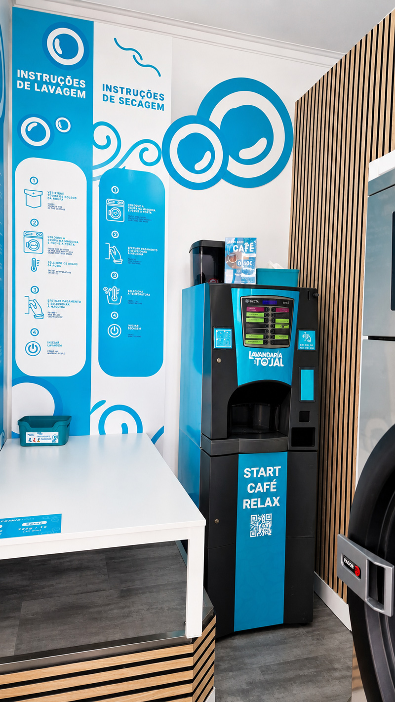 Máquina de café e instruções de lavagem e secagem na parede