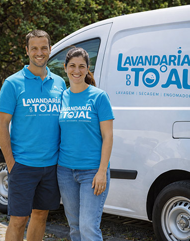 Equipa da Lavandaria do Tojal junto à carrinha de recolhas