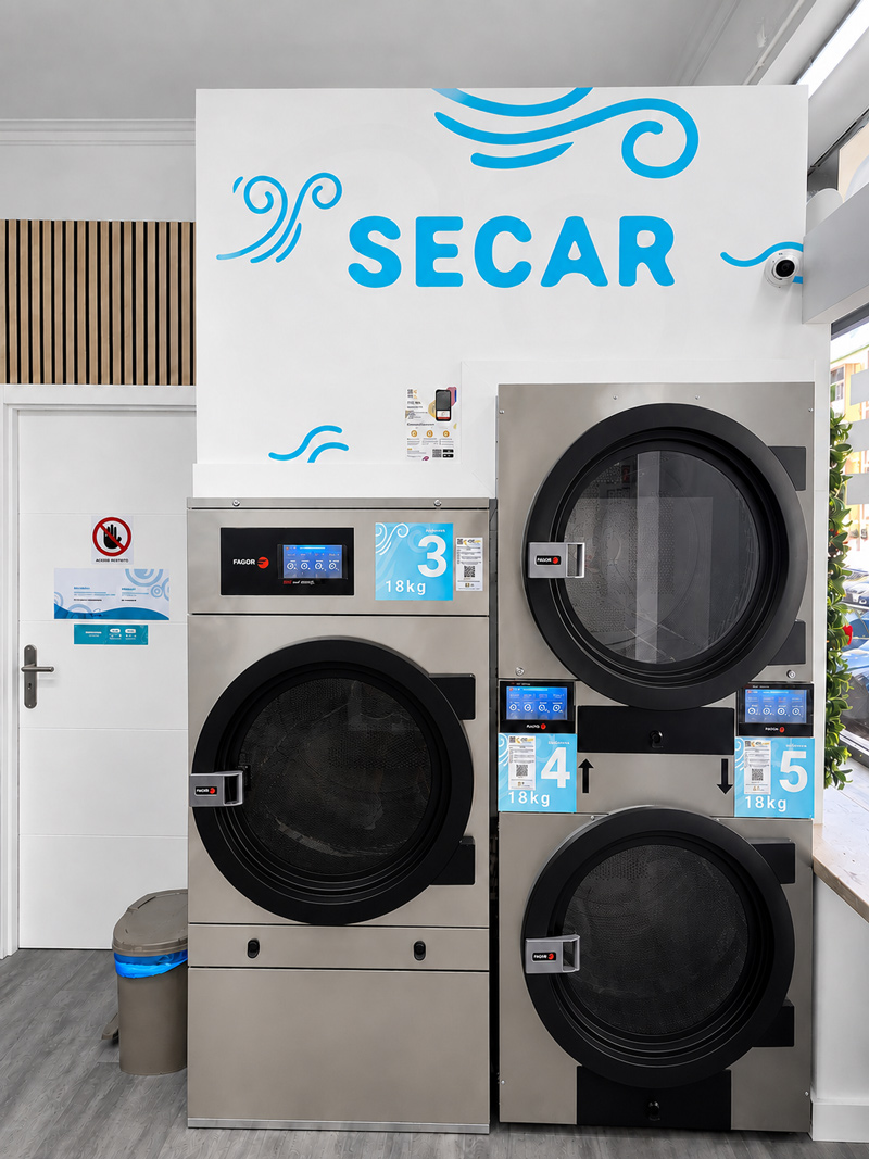 Zona de secagem com as máquinas de secar de 18 kg